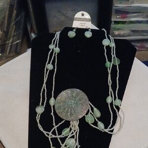 Elegant Silver and Green Vibtage Beaded Necklace
